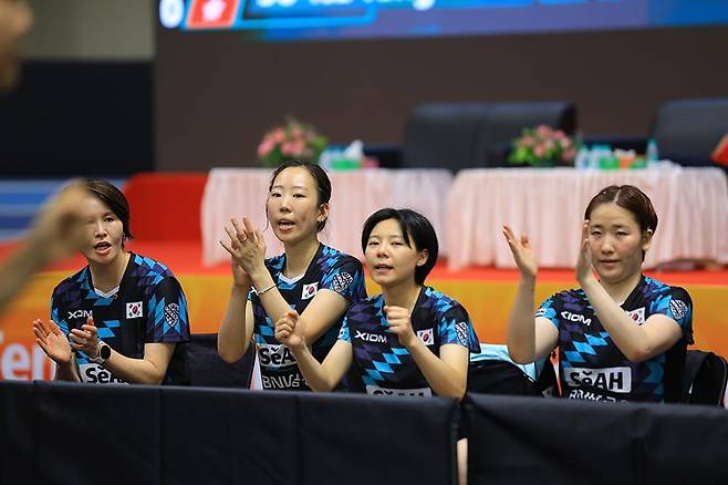 응원하는 석은미 감독(맨 왼쪽)과 선수들 [대한탁구협회 제공. 재판매 및 DB 금지]