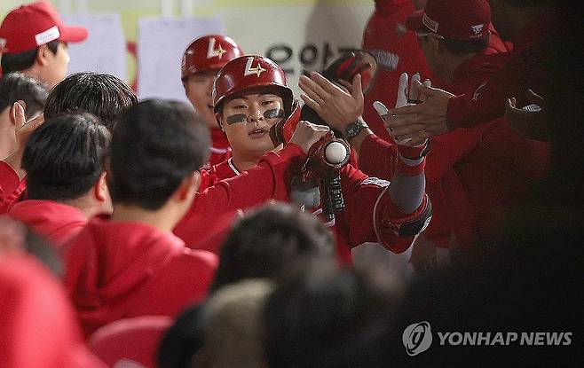 고명준, 투런포 (대구=연합뉴스) 윤관식 기자 = 13일 대구 삼성라이온즈파크에서 열린 2025 프로야구 KBO리그 포스트시즌 준플레이오프 3차전 SSG 랜더스와 삼성 라이온즈의 경기. 9회초 무사 주자 1루 상황에서 SSG 고명준이 2점 홈런을 치고 동료 선수들의 축하를 받고 있다. 2025.10.13 psik@yna.co.kr