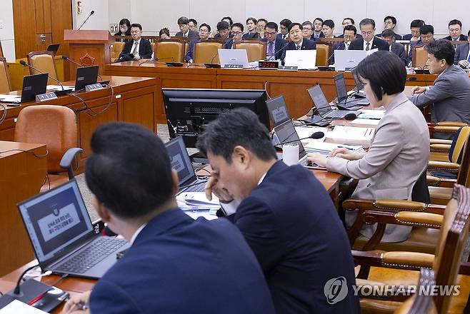 의원 질의에 답하는 구윤철 부총리 (서울=연합뉴스) 황광모 기자 = 구윤철 부총리 겸 기획재정부 장관이 14일 국회 기획재정위에서 열린 2025년도 기획재정부 조세 분야 국정감사에서 의원 질의에 답하고 있다. 2025.10.14 hkmpooh@yna.co.kr