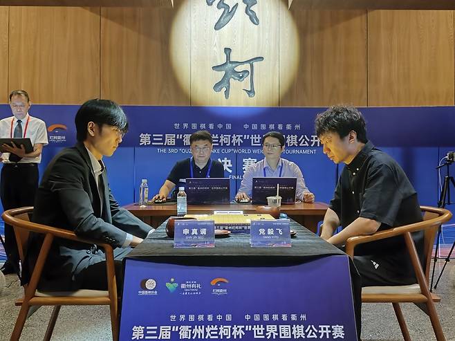 신진서(왼쪽) 9단이 란커배 결승 2국에서 당이페이 9단에게 승리했다. [한국기원 제공. 재판매 및 DB 금지]