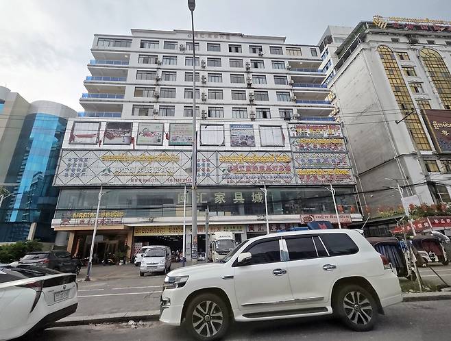 중국어 간판 즐비한 캄보디아 시아누크빌 상가 건물 (시아누크빌[캄보디아]=연합뉴스) 손현규 특파원 = 14일(현지시간) 오후 캄보디아 시아누크빌 상가 건물에 현지어와 함께 중국어 간판이 붙어 있다. 2025.10.14