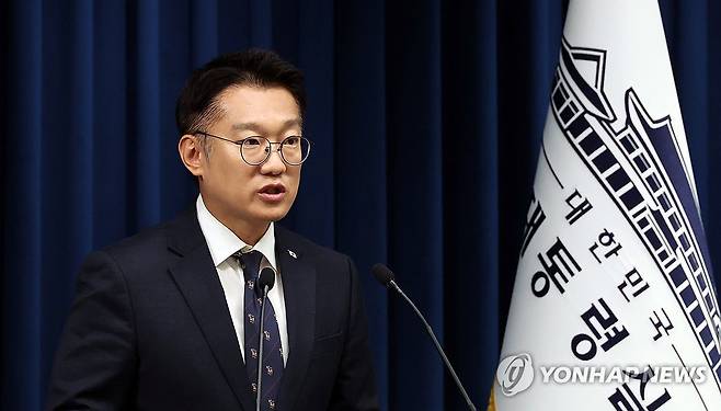 브리핑 하는 김남준 대변인 (서울=연합뉴스) 한상균 기자 = 김남준 대변인이 14일 용산 대통령실에서 현안 관련 브리핑을 하고 있다. 2025.10.14 xyz@yna.co.kr