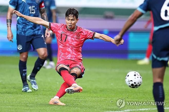 선제골 터뜨리는 엄지성 (서울=연합뉴스) 윤동진 기자 = 14일 서울 마포구 서울월드컵경기장에서 열린 한국과 파라과이 축구 대표팀의 친선경기. 엄지성이 골을 넣고 있다. 2025.10.14 mon@yna.co.kr