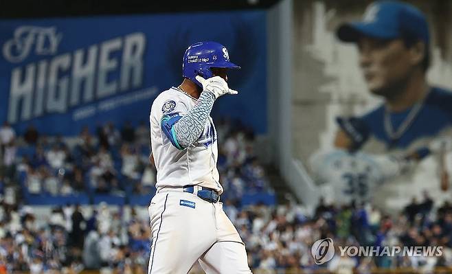 디아즈 '전화 세리머니' (대구=연합뉴스) 김성민 기자 = 14일 대구 삼성라이온즈파크에서 열린 2025 KBO 프로야구 포스트시즌 준플레이오프 4차전 SSG 랜더스와 삼성 라이온즈의 경기. 8회말 2사 1루 삼성 디아즈가 2점 홈런을 치고 그라운드를 돌며 세리머니를 하고 있다. 2025.10.14 ksm7976@yna.co.kr