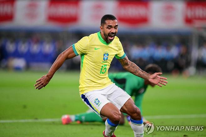 선제골을 터트린 뒤 포효하는 브라질의 파울루 엔히키. [AFP=연합뉴스]