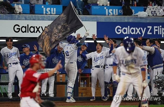 디아즈 '홈런' (대구=연합뉴스) 윤관식 기자 = 14일 대구 삼성라이온즈파크에서 열린 2025 프로야구 KBO리그 포스트시즌 준플레이오프 4차전 SSG 랜더스와 삼성 라이온즈의 경기. 8회말 2사 주자 1루 상황에서 삼성 디아즈가 2점 홈런을 치고 세리머니하고 있다. 2025.10.14 psik@yna.co.kr