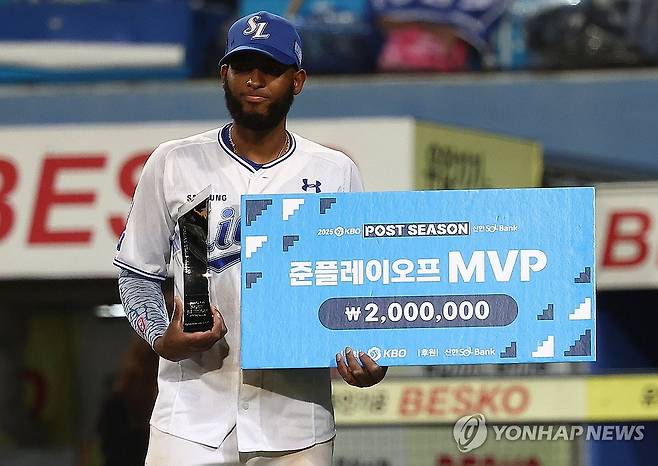 준플레이오프 MVP, 디아즈 (대구=연합뉴스) 김성민 기자 = 14일 대구 삼성라이온즈파크에서 열린 2025 KBO 프로야구 포스트시즌 준플레이오프 4차전 SSG 랜더스와 삼성 라이온즈의 경기. 준플레이오프 MVP에 선정된 디아즈가 팻말을 들고 있다. 2025.10.14 ksm7976@yna.co.kr