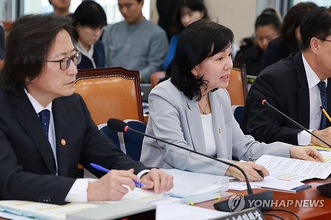 질의에 답하는 송경희 개인정보보호위원장 (서울=연합뉴스) 신현우 기자 = 14일 서울 영등포구 여의도 국회에서 열린 공정거래위원회, 개인정보보호위원회 등에 대한 정무위원회 국정감사에서 송경희 개인정보보호위원장이 의원 질의에 답하고 있다. 송 위원장 왼쪽은 주병기 공정거래위원장. 2025.10.14 nowwego@yna.co.kr