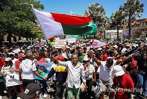 14일(현지시간) 마다가스카르 반정부 시위 현장 [로이터 연합뉴스 재판매 및 DB 금지]