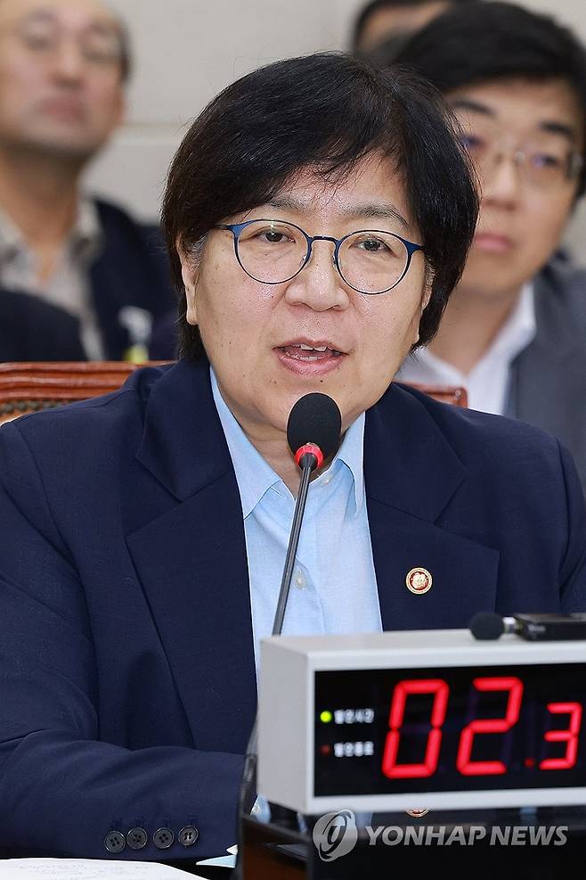 질의에 답하는 정은경 보건복지부 장관 (서울=연합뉴스) 신현우 기자 = 14일 서울 영등포구 여의도 국회에서 열린 보건복지부 등에 대한 보건복지위원회 국정감사에서 정은경 보건복지부 장관이 의원 질의에 답하고 있다. 2025.10.14 nowwego@yna.co.kr