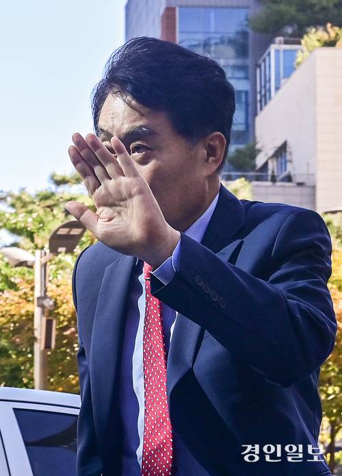 복합문화공간인 ‘그림책꿈마루’ 운영사 선정 과정에서 뇌물을 받은 혐의를 받고 있는 하은호 군포시장이 15일 오전 안양시 동안구 수원지방법원 안양지원에서 열린 구속 전 피의자 심문(영장실질심사)에 출석하고 있다. 2025.10.15 /최은성기자 ces7198@kyeongin.com