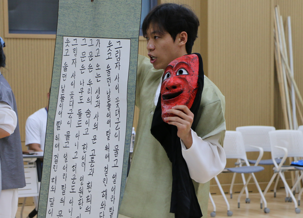 조선유랑연희: 탈의 문, 산대의 혼’ 오픈 리허설 현장. /수원문화재단 제공