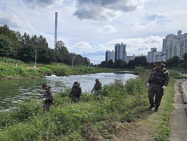 ▲ 육군 제8사단 병력 100여 명이 수중과 하천 주변 수색을 펼치고 있다./이경주 기자 kjlee@incheonilbo.com