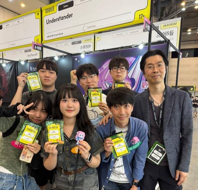 지난 8월 부산 벡스코에서 열린 '부산인디커넥트페스티벌'에 참가해 루키부문에 선정된 스튜디오 바닥팀. 사진=동양대학교