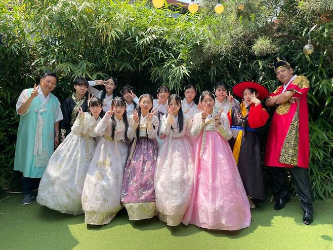 논산여자상업고 학생들이 자매학교와 국제교류 활동을 진행하고 있다.