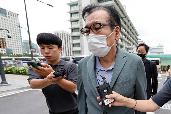 영장심사를 포기한 건진법사 전성배 씨가 8월 21일 민중기 특별검사팀 사무실이 마련된 서울 종로구 KT 광화문빌딩 웨스트에서 대기하기 위해 출석하고 있다. 전 씨는 이날 오전 10시 30분에 영장실질심사를 받을 예정이었지만 심사 포기 의사를 밝혔다. 연합뉴스