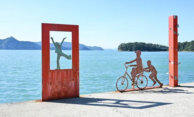 예술의 섬 연홍도 해변길을 걷다보면 다양한 미술작품들을 만날 수 있다. /최현배 깆