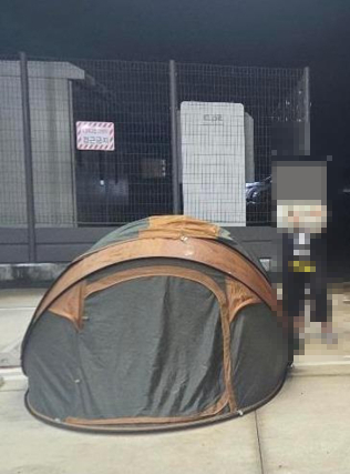 ◇강원특별자치도 양양군 하조대 해수욕장 인근 전기차 충전소에서 한 여성이 목줄을 하지 않은 자신의 반려견 두마리와 함께 캠핑을 하고 있는 모습. 사진=온라인 커뮤니티 보배드림 캡처.