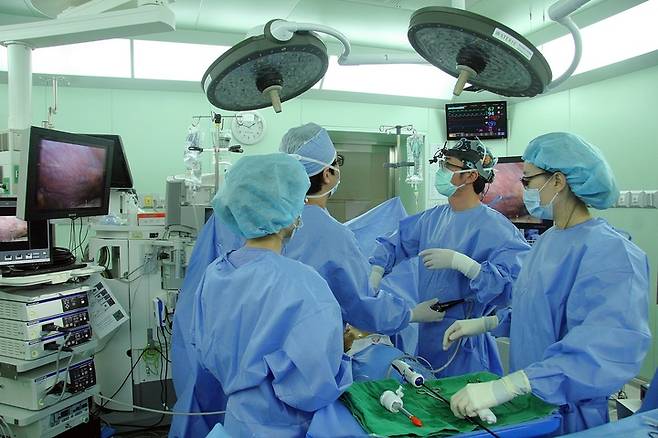 이용직 교수 수술 모습.