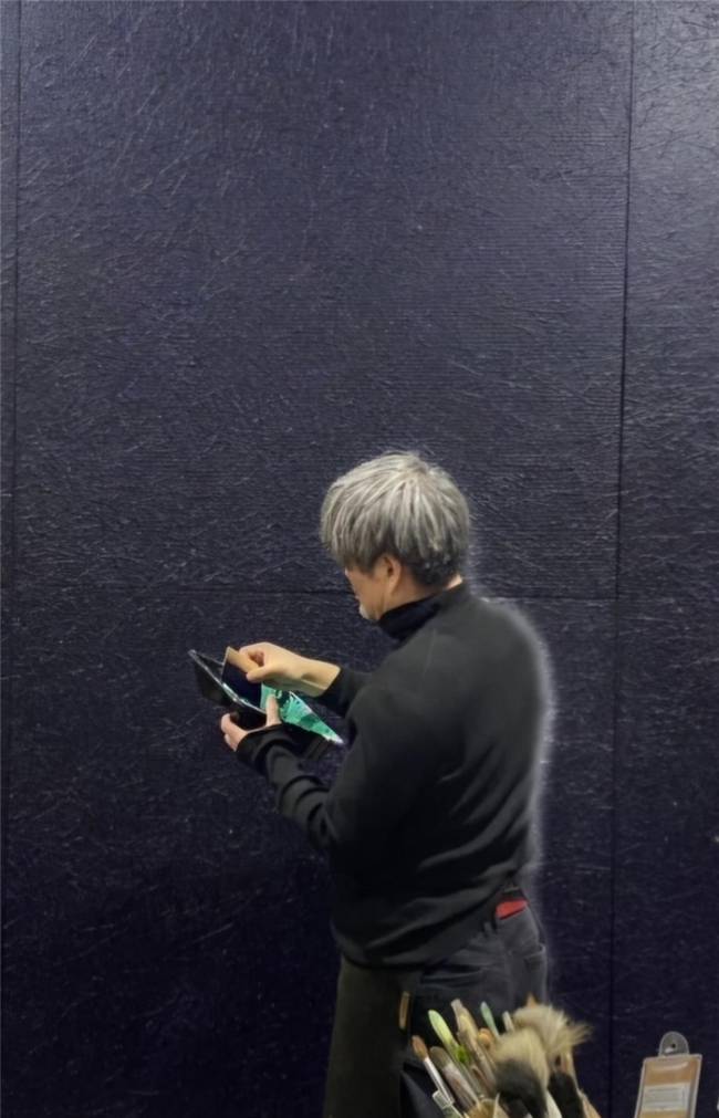 이상호 작가의 개인전 <독백>이 20일까지 창원 성산아트홀 제3전시실에서 열린다. 이 작가가 작업을 하고 있다. /이상호