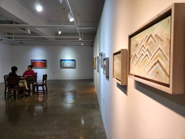 창원 맛산갤러리가 18일까지 <안성영 기획초대전>과 <석호 박미영 기획초대전>을 각각 제1관과 제2관에서 연다. /류민기 기자