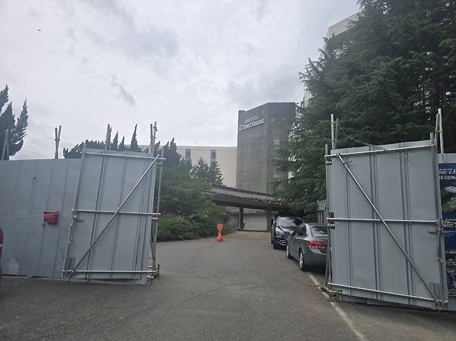 가설 울타리로 가린 경주 보문단지 ‘낡은 호텔’ 최근 모습. /황성호 기자