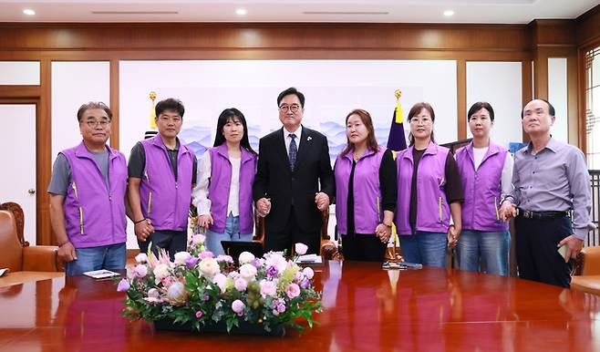 ▲ 우원식 국회의장(왼쪽 네번째)이 15일 오후 국회 의장집무실에서 10·29 이태원참사 유가족협의회 관계자들과 면담 후 기념촬영을 하고 있다.