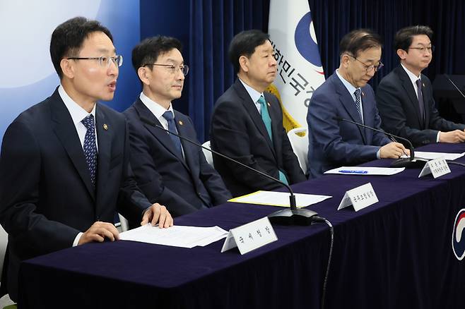 ▲ 임광현 국세정창이 15일 서울 종로구 정부서울청사에서 주택시장 안정화 대책 관계부처 합동브리핑을 하고 있다. 왼쪽부터 임광현 국세정창, 윤창렬 국무조정실장, 구윤철 부총리 겸 기획재정부 장관, 김윤덕 국토교통부 장관, 이억원 금융위원장.연합