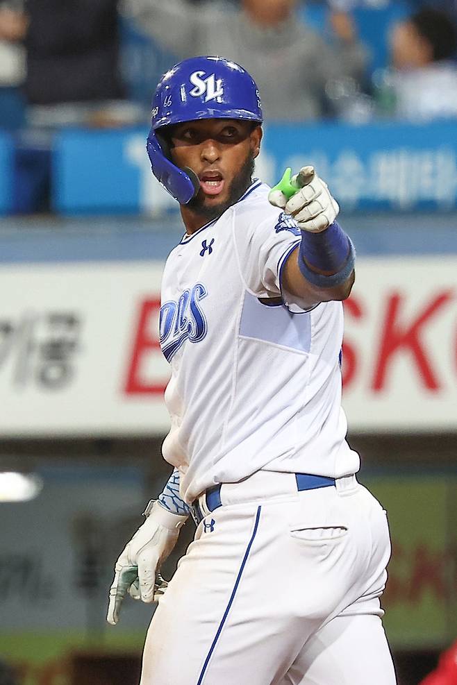 지난 14일 대구 삼성라이온즈파크에서 열린 2025 KBO 프로야구 포스트시즌 준플레이오프 4차전 SSG 랜더스와 삼성 라이온즈의 경기. 8회말 2사 1루 삼성 디아즈가 투런 홈런을 친 뒤 세리머니를 하고 있다. 연합뉴스