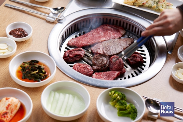 대관령 한우에서 고기를 굽는 모습. ⓒ한화리조트