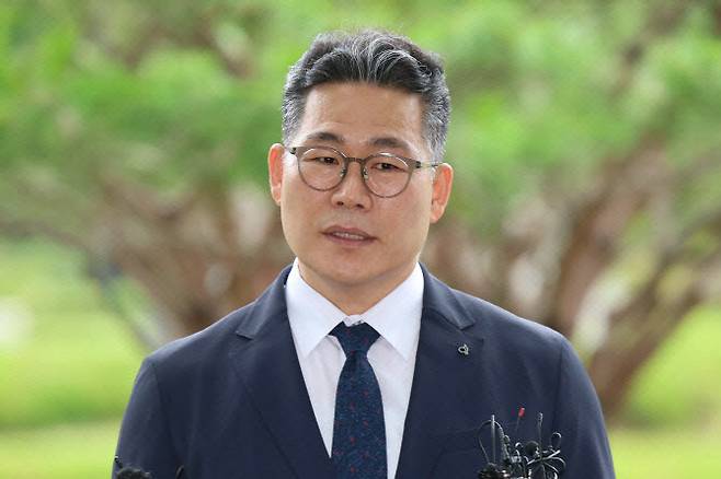 백해룡 전 영등포경찰서 형사과장(경정)이 임은정 동부지검장과 비공개 면담을 위해 지난 7월 17일 서울 송파구 서울동부지방검찰청으로 들어가며 취재진 질의에 답하고 있다. (사진=뉴시스)