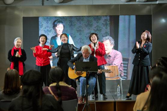 희곡 낭독무대 ‘리플레이’의 공연 모습(사진=서울문화재단).