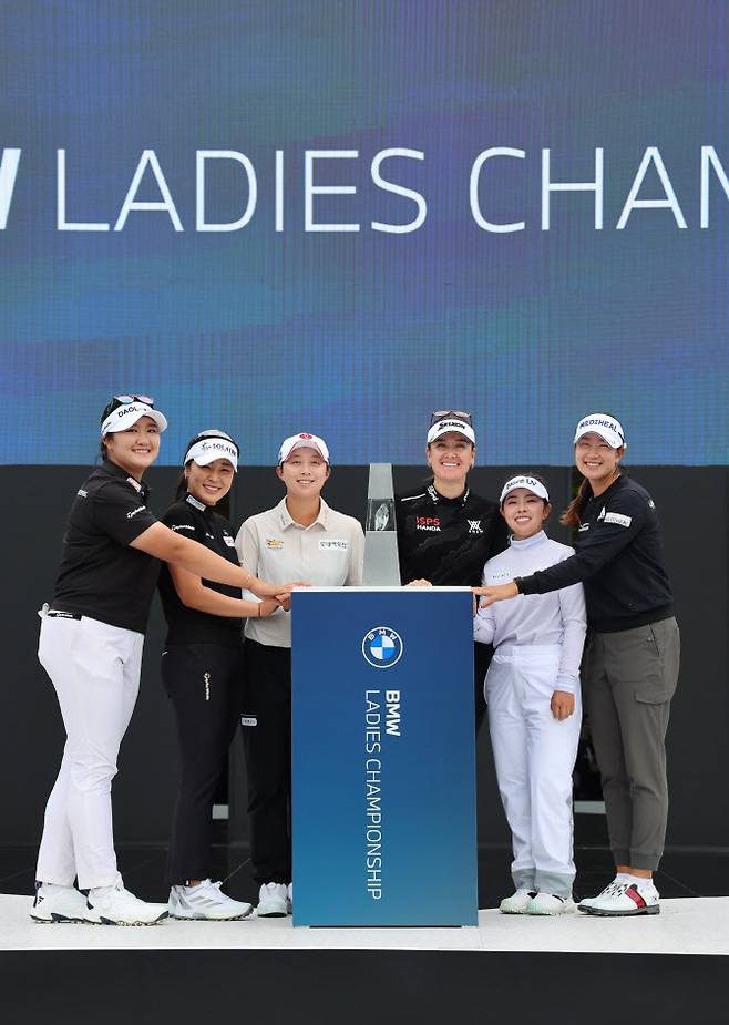 LPGA 투어 BMW 레이디스 챔피언십 공식 기자회견에서 유해란(왼쪽부터), 윤이나, 김효주, 한나 그린, 야마시타 미유, 김아림이 포즈를 취하고 있다.(사진=뉴시스)
