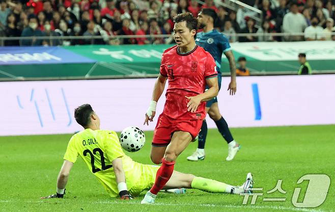 한국 남자 선수 A매치 최다 출전한 손흥민이 14일 오후 서울 마포구 서울월드컵경기장에서 열린 하나은행 초청 축구국가대표팀 친선경기 대한민국과 파라과이의 경기 후반전에서 두번째 골을 넣은 오현규가 슛을 하고 있다. 2025.10.14/뉴스1 ⓒ News1 김명섭 기자