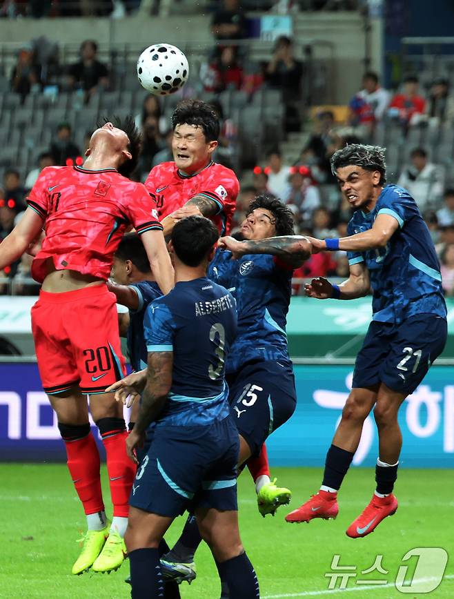 14일 오후 서울 마포구 상암월드컵경기장에서 열린 '하나은행 초청 축구국가대표팀 친선경기' 대한민국과 파라과이의 경기 전반전에서 김민재가 헤더를 하고 있다. 2025.10.14/뉴스1 ⓒ News1 김명섭 기자