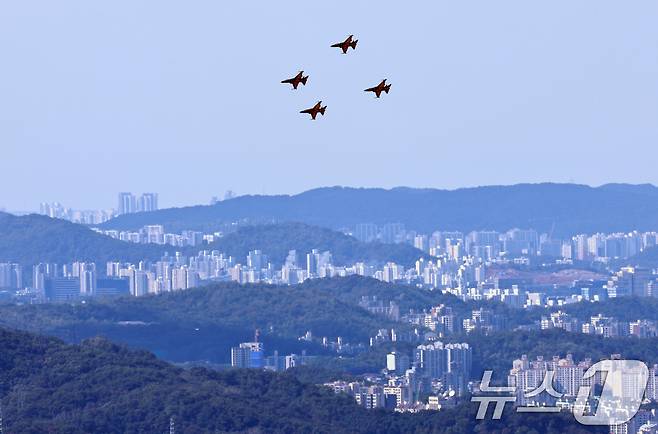 공군 특수비행팀 블랙이글스 편대가 15일 경기 성남시 서울공항 일대에서 국제 항공우주 및 방위산업 전시회(ADEX)를 앞두고 에어쇼 사전연습 비행을 하고 있다. 2025.10.15/뉴스1 ⓒ News1 구윤성 기자