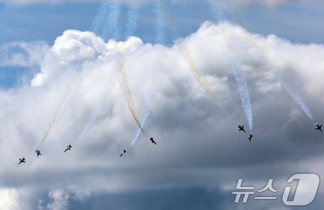 공군 특수비행팀 블랙이글스 편대가 15일 경기 성남시 서울공항 일대에서 국제 항공우주 및 방위산업 전시회(ADEX)를 앞두고 에어쇼 사전연습 비행을 하고 있다. 2025.10.15/뉴스1 ⓒ News1 구윤성 기자
