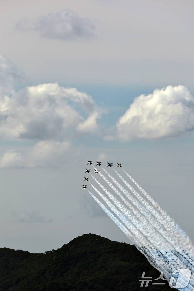 공군 특수비행팀 블랙이글스 편대가 15일 경기 성남시 서울공항 일대에서 국제 항공우주 및 방위산업 전시회(ADEX)를 앞두고 에어쇼 사전연습 비행을 하고 있다. 2025.10.15/뉴스1 ⓒ News1 구윤성 기자