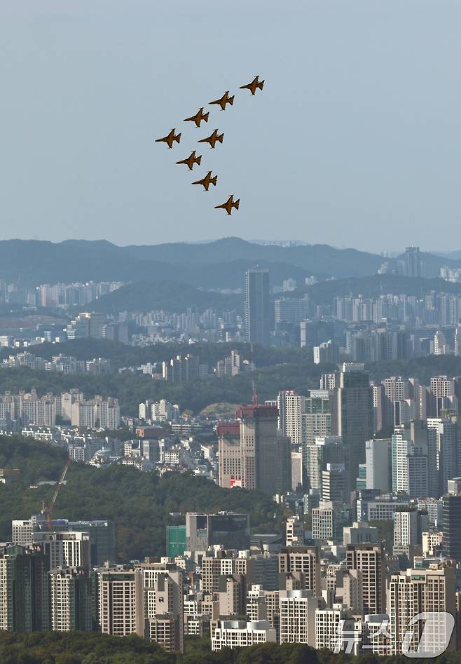 공군 특수비행팀 블랙이글스 편대가 15일 경기 성남시 서울공항 일대에서 국제 항공우주 및 방위산업 전시회(ADEX)를 앞두고 에어쇼 사전연습 비행을 하고 있다. 2025.10.15/뉴스1 ⓒ News1 구윤성 기자