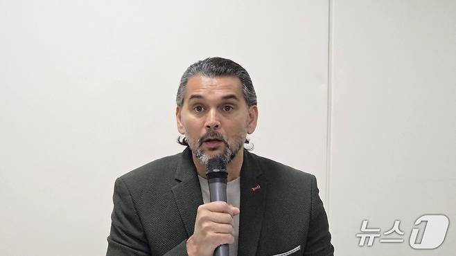 벤 카바나스(Ben Cabanas) AWS 아시아태평양·일본(APJ) 지역 글로벌 세일즈 기술 디렉터가 서울 코엑스에서 열린 AI x 인더스트리 위크 기자간담회에서 발언하고 있다. 2025.10.15 뉴스1 ⓒ News1 김민석 기자