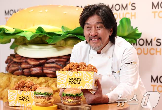 에드워드 리 셰프가 21일 오전 서울 중구 신라호텔 영빈관에서 열린 맘스터치 신제품 출시 기념 포토행사에서 기념촬영을 하고 있다.  2025.1.21/뉴스1 ⓒ News1 김성진 기자