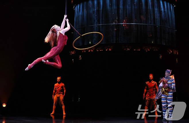 15일 오후 서울 송파구 잠실종합운동장 내 빅탑에서 열린 태양의서커스 '쿠자(KOOZA)' 프레스컨퍼런스에서 배우들이 화려한 서커스 공연을 선보이고 있다. 2025.10.15/뉴스1 ⓒ News1 구윤성 기자