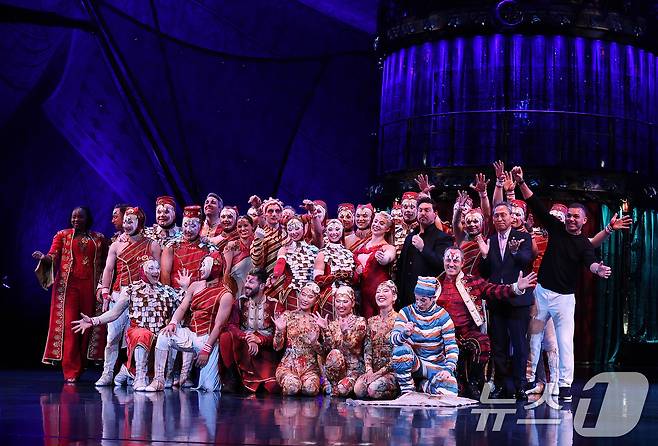 김용관 마스트인터내셔널 대표와 제이미슨 린덴버그 예술감독이 15일 오후 서울 송파구 잠실종합운동장 내 빅탑에서 열린 태양의서커스 '쿠자(KOOZA)' 프레스컨퍼런스에서 출연진과 함께 포즈를 취하고 있다. 2025.10.15/뉴스1 ⓒ News1 구윤성 기자