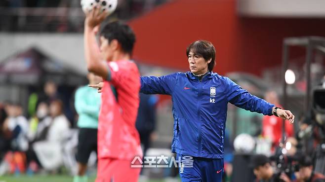 홍명보 감독이 14일 서울월드컵경기장에서 열린 남자 축구 국가대표 평가전 파라과이와 경기에서 작전지시를 하고 있다.  최승섭기자 thunder@sportsseoul.com