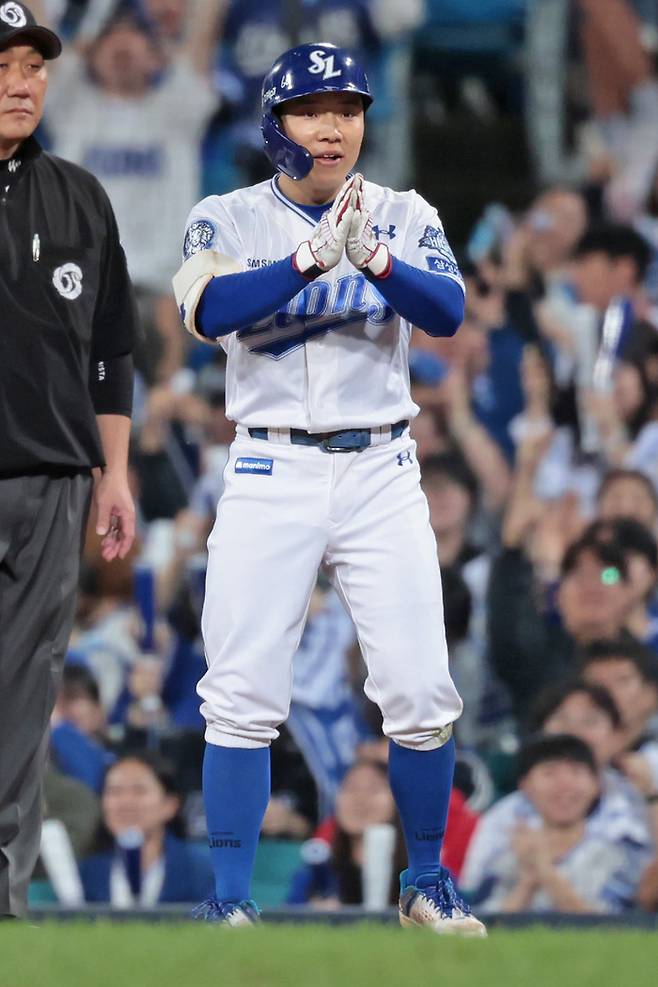 삼성 김지찬이 14일 대구삼성라이온즈파크에서 열린 2025 KBO 포스트시즌 SSG와 준PO 4차전에서 3회말 적시타를 친 뒤 환호하고 있다. 사진 | 삼성 라이온즈