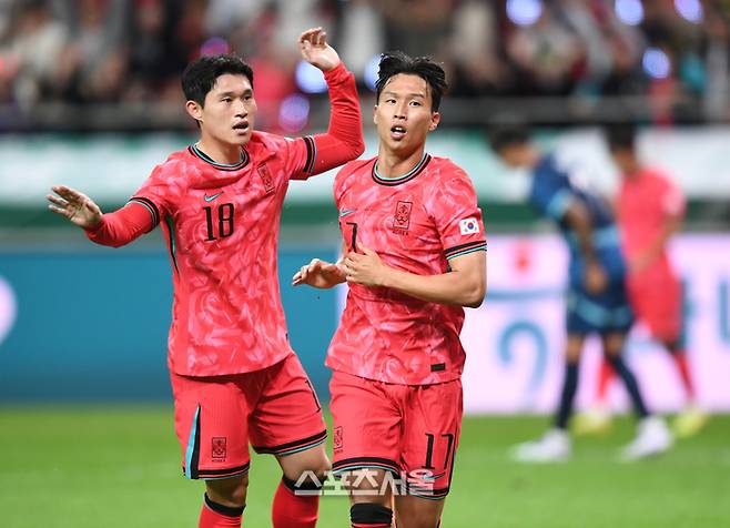 엄지성이 14일 서울월드컵경기장에서 열린 남자 축구 국가대표 평가전 파라과이와 경기에서 골을 넣은 후 환호하고 있다. 2025. 10. 14. 최승섭기자 thunder@sportsseoul.com