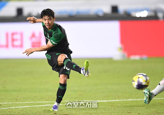 팀K리그의 전진우가 30일 수원월드컵경기장에서 열린 2025 쿠팡플레이시리즈 뉴캐슬 유나이티드FC와의 친선경기에서 슛을 하고 있다. 2025. 7. 30.  수원 | 박진업 기자 upandup@sportsseoul.com