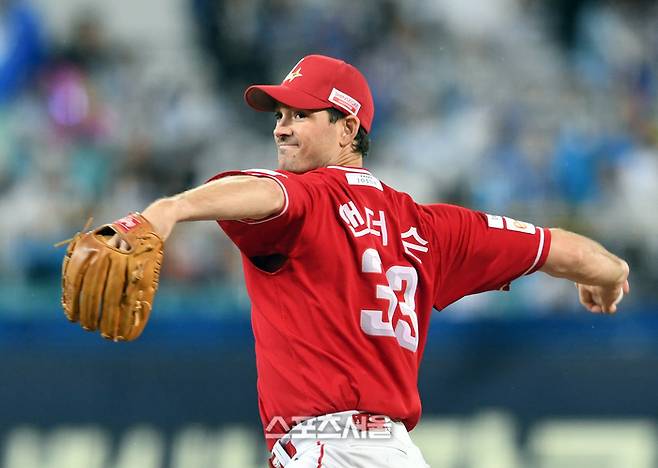 SSG 앤더슨이 13일 대구 삼성라이온즈파크에서 열린 2025 KBO리그 삼성과 준PO 3차전에 선발 등판해 힘차게 공을 던지고 있다. 대구 | 박진업 기자 upandup@sportsseoul.com