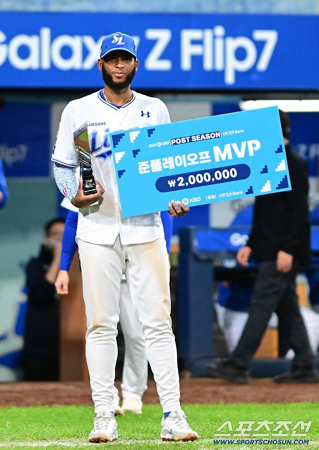 14일 대구 라이온즈파크에서 열린 SSG와 삼성의 준PO 4차전. 삼성이 5대2로 승리하며 시리즈 전적 3승 1패로 플레이오프에 진출했다. 준플레이오프 MVP에 뽑힌 디아즈가 트로피를 들고 있다. 대구=정재근 기자 cjg@sportschosun.com/2025.10.14/