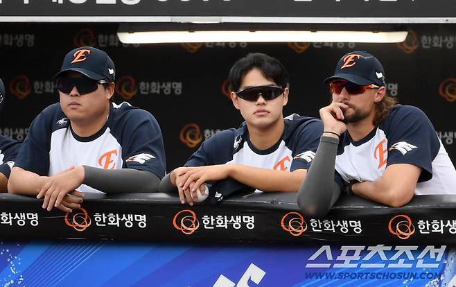 13일 대전 한화생명볼파크에서 열린 한화 이글스와 키움 히어로즈의 경기. 한화 류현진, 문동주, 와이스가 폰세 피칭을 지켜보고 있다. 대전=박재만 기자 pjm@sportschosun.com/2025.09.13/